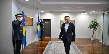 Kurti: Shërbimi ndaj Republikës dhe qytetarëve, me punë e zell, nder e përkushtim, është privilegji më i madh që do ta kemi secili prej nesh