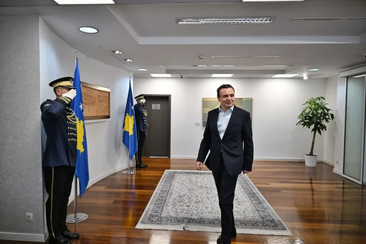 Kurti: Shërbimi ndaj Republikës dhe qytetarëve, me punë e zell, nder e përkushtim, është privilegji më i madh që do ta kemi secili prej nesh