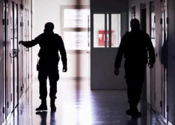 Pezullohet zyrtari korrektues që tentoi të fusë kontrabandë në Dubravë