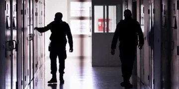 Pezullohet zyrtari korrektues që tentoi të fusë kontrabandë në Dubravë