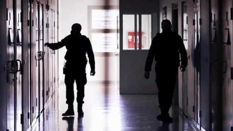 Pezullohet zyrtari korrektues që tentoi të fusë kontrabandë në Dubravë