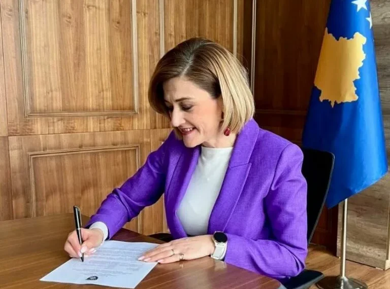 Kusari – Lila nënshkruan kërkesën për përshpejtimin e miratimit të Projektligjit për Inovacion dhe Ndërmarrësi