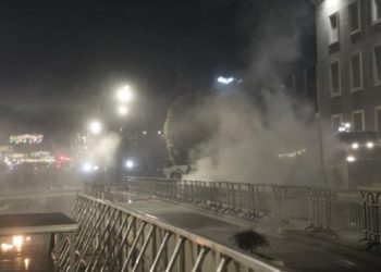 Pro*testa para Kryeministrisë dhe Kuvendit, pr*otestuesit qëllojnë me mo*lotovë dhe fishekz*jarrë