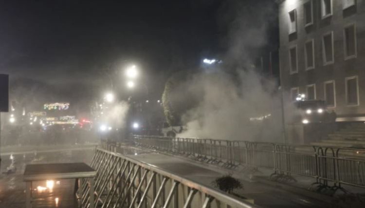 Pro*testa para Kryeministrisë dhe Kuvendit, pr*otestuesit qëllojnë me mo*lotovë dhe fishekz*jarrë