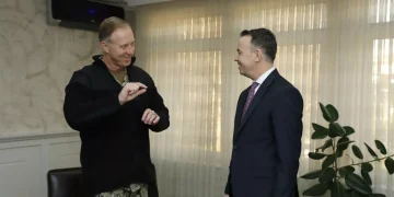 Komandanti i NATO-s në Mitrovicë, takohet me Pecin