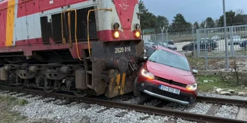 Ak*sident ndërmjet trenit dhe një veture pranë Kazermës “Adem Jashari”