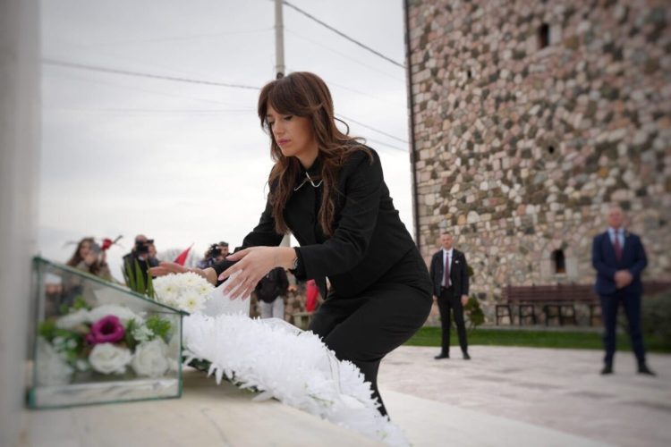 Haxhiu bëri homazhe në Kompleksin memorial në Gllogjan
