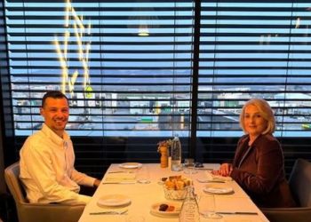 “Lutemi që të jemi sërish bashkë”, Endriti me mesazh prekës për babanë gjatë iftarit me nënën