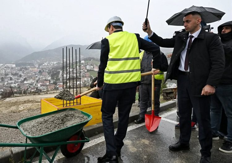 Kurti vendos gurthemelin e Qendrës së re të Xhudos në Pejë