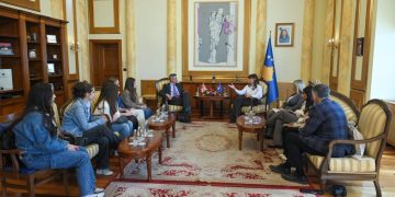 Ambassador for a Day”/ Haxhiu dhe Hargreaves diskutojnë për diplomacinë dhe lidershipin
