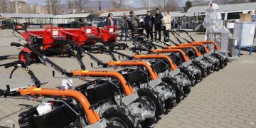 Shpërndahen pajisje bujqësore për 28 fermere në Mitrovicë