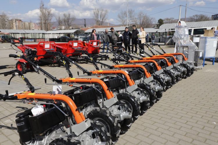 Shpërndahen pajisje bujqësore për 28 fermere në Mitrovicë