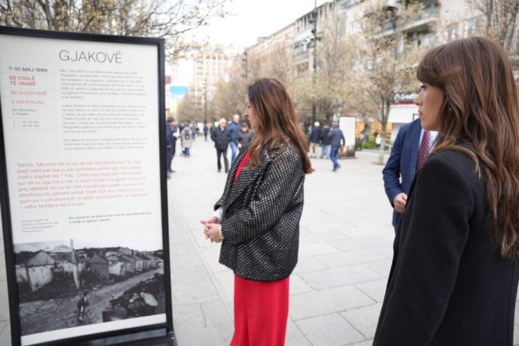 Haxhiu merr pjesë në ekspozitën ‘M@sakrat në Kosovë 1998 – 1999’