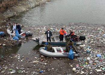 Rreth 200 vullnetarë, 400 thasë mbeturina – Aksion pastrimi në liqenin e Badovcit