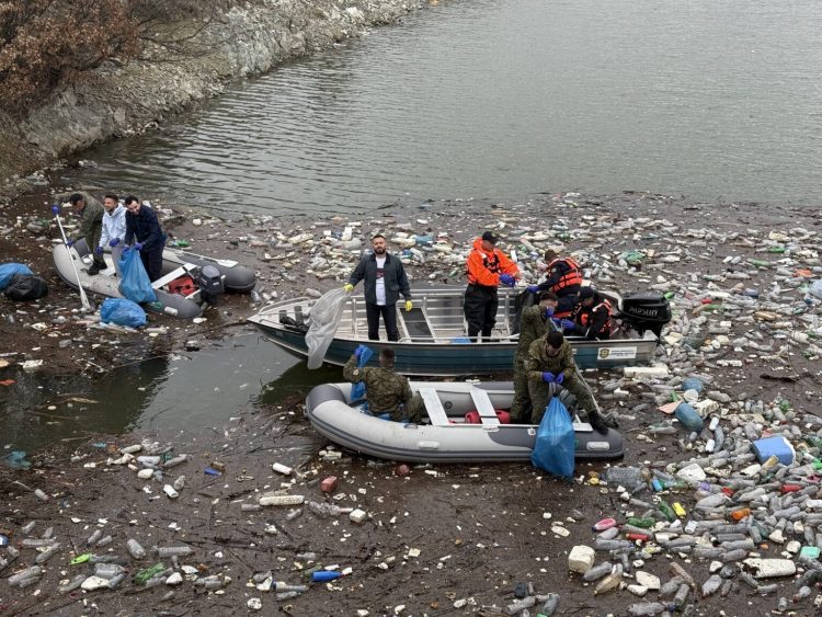 Rreth 200 vullnetarë, 400 thasë mbeturina – Aksion pastrimi në liqenin e Badovcit