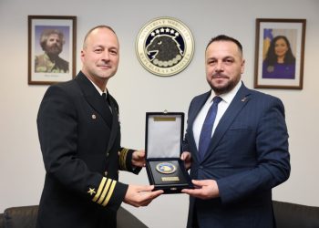 Maqedonci pret shqiptarin që drejton anijen luftarake amerikane USS Pearl Harbor