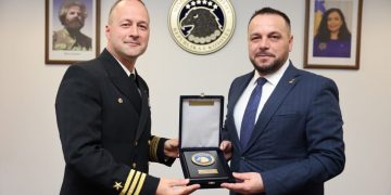 Maqedonci pret shqiptarin që drejton anijen luftarake amerikane USS Pearl Harbor