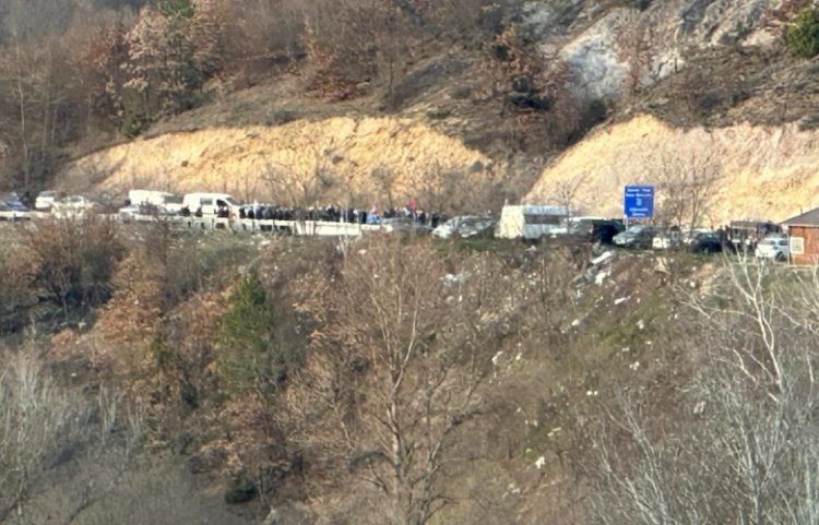 Protestë në Jarinjë kundër zbatimit të ligjeve të Kosovës, pjesëmarrje e ulët e protestuesve