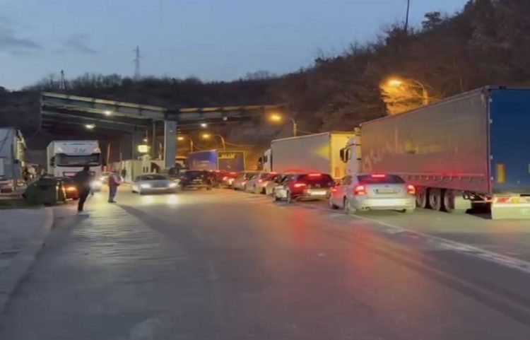 Përfundon protesta e serbëve, nis qarkullimi i automjeteve në Jarinjë