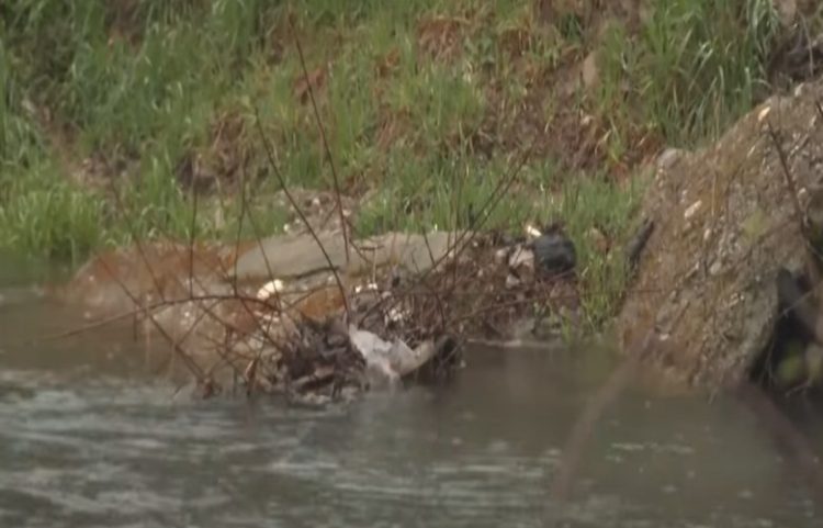 Hedhja e mbeturinave dhe ujërat e zeza ndotin lumenjtë