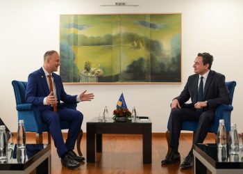 Kurti priti në takim Oficerin Komandues të USS Pearl Harbor, Alban Dervishi