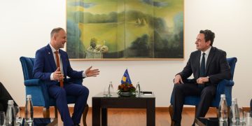 Kurti priti në takim Oficerin Komandues të USS Pearl Harbor, Alban Dervishi