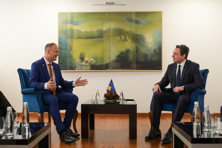 Kurti priti në takim Oficerin Komandues të USS Pearl Harbor, Alban Dervishi