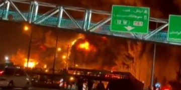 OBSH paralajmëron: Po bie shi i përzier me naftë në Iran