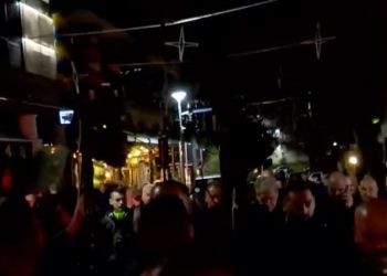 Berisha ndihet keq nga gazi lotësjellës, truprojat e rrethojnë dhe e largojnë menjëherë drejt shtëpisë