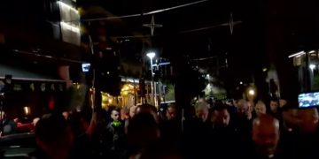 Berisha ndihet keq nga gazi lotësjellës, truprojat e rrethojnë dhe e largojnë menjëherë drejt shtëpisë