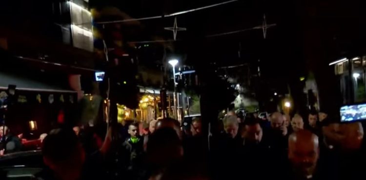 Berisha ndihet keq nga gazi lotësjellës, truprojat e rrethojnë dhe e largojnë menjëherë drejt shtëpisë