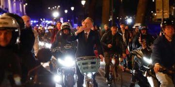 Parisi në duart e të së majtës, kush është lideri i ri që befasoi Francën?