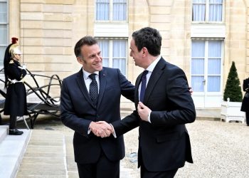Kurti arrin në Francë, pritet nga Macron në Pallatin Elysee