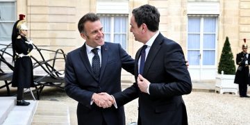 Kurti arrin në Francë, pritet nga Macron në Pallatin Elysee