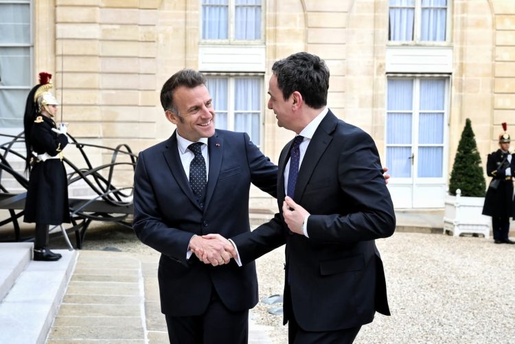 Kurti arrin në Francë, pritet nga Macron në Pallatin Elysee