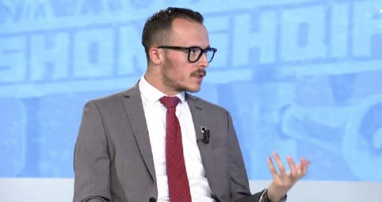 Një libër, nga një m@sakër në tjetrën