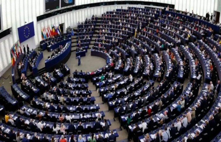 PE synon të ndalojë IA për imazhet me lakuriqësi