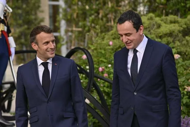 Kurti udhëton drejt Francës, ka një drekë pune me Macronin