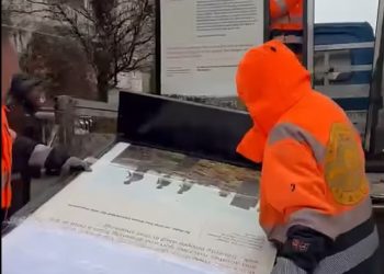 Hiqen nga sheshi “Nënë Tereza” tabelat e ekspozitës me të dhëna të pasakta për masakrat