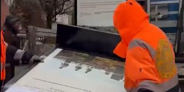 Hiqen nga sheshi “Nënë Tereza” tabelat e ekspozitës me të dhëna të pasakta për masakrat