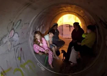 Sirena alarmi në Izrael pas sulmit të ri me raketa nga Irani