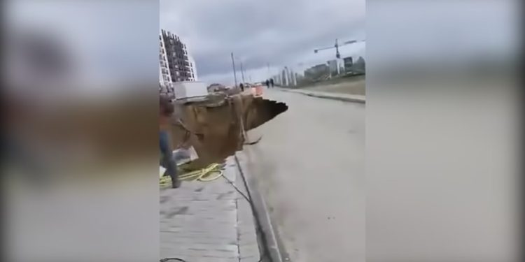Shembet rruga “Malush Kosova” në Prishtinë, shkaktohet një gropë gjigante