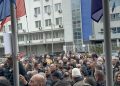 Protesta kundër ekspozitës-veteranët hyjnë me forcë në oborrin e Kuvendit