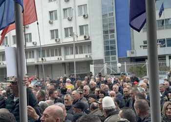 Protesta kundër ekspozitës-veteranët hyjnë me forcë në oborrin e Kuvendit