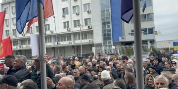 Protesta kundër ekspozitës-veteranët hyjnë me forcë në oborrin e Kuvendit