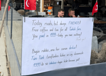Kafe dhe çaj falas për tifozët turq: ‘Borxhin e keni larë në 1999”