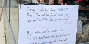 Kafe dhe çaj falas për tifozët turq: ‘Borxhin e keni larë në 1999”