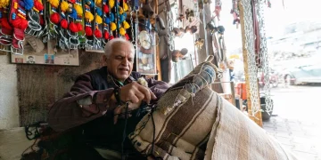 Mjeshtri turk mban gjallë trashëgiminë e gjyshit të tij në prodhimin e shaleve për mbi 50 vjet