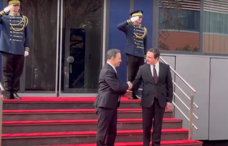 Kurti pret në takim kryetarin e Kuvendit të Shqipërisë, Niko Peleshi
