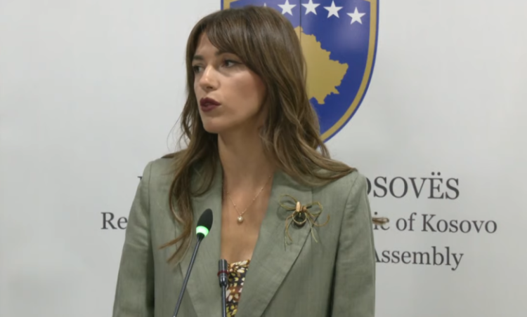 “Bllokadat nuk prodhojnë të mira”, kryeparlamentarja thirrje partive politike